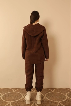 Модел на дрехи на едро носи 33874 - Tracksuit - Brown, турски едро Анцуг на Kaktus Moda