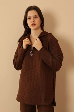 Una modelo de ropa al por mayor lleva 33874 - Tracksuit - Brown, Chándal turco al por mayor de Kaktus Moda