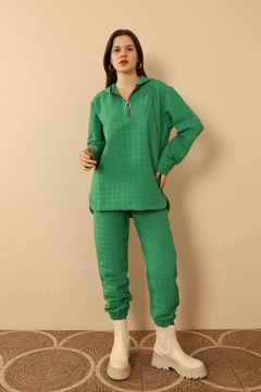 Bir model, Kaktus Moda toptan giyim markasının 33875 - Tracksuit - Green toptan Eşofman Takımı ürününü sergiliyor.