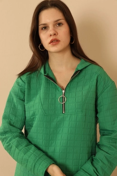 Una modella di abbigliamento all'ingrosso indossa 33875 - Tracksuit - Green, vendita all'ingrosso turca di Tuta di Kaktus Moda