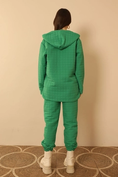 Bir model, Kaktus Moda toptan giyim markasının 33875 - Tracksuit - Green toptan Eşofman Takımı ürününü sergiliyor.
