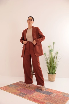 Bir model, Kaktus Moda toptan giyim markasının KAM10045 - Jacket - Brown toptan Ceket ürününü sergiliyor.