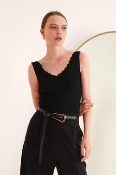 Bir model, Kaktus Moda toptan giyim markasının KAM10113 - Blouse - Black toptan Bluz ürününü sergiliyor.
