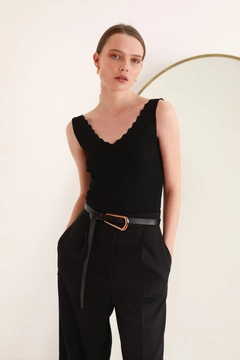 Una modella di abbigliamento all'ingrosso indossa KAM10113 - Blouse - Black, vendita all'ingrosso turca di Camicetta di Kaktus Moda