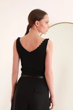 Ένα μοντέλο χονδρικής πώλησης ρούχων φοράει KAM10113 - Blouse - Black, τούρκικο Μπλούζα χονδρικής πώλησης από Kaktus Moda