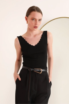 Una modelo de ropa al por mayor lleva KAM10113 - Blouse - Black, Blusa turco al por mayor de Kaktus Moda