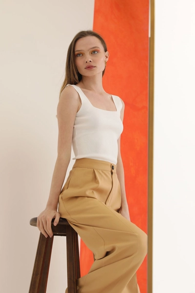 A model wears KAM10251 - Blouse - White, wholesale Blouse of Kaktus Moda to display at Lonca