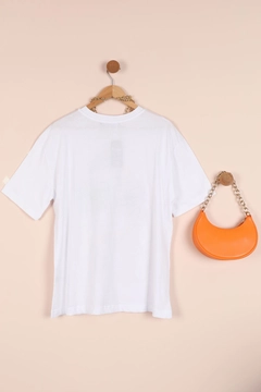 Een kledingmodel uit de groothandel draagt KAM10310 - T-shirt - White, Turkse groothandel T-shirt van Kaktus Moda