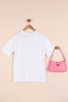 Ein Bekleidungsmodell aus dem Großhandel trägt KAM10312 - T-shirt - White, türkischer Großhandel T-Shirt von Kaktus Moda