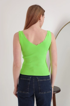 Una modella di abbigliamento all'ingrosso indossa KAM10329 - Blouse - Neon Green, vendita all'ingrosso turca di Camicetta di Kaktus Moda
