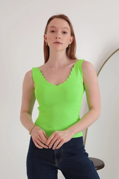 Ένα μοντέλο χονδρικής πώλησης ρούχων φοράει KAM10329 - Blouse - Neon Green, τούρκικο Μπλούζα χονδρικής πώλησης από Kaktus Moda