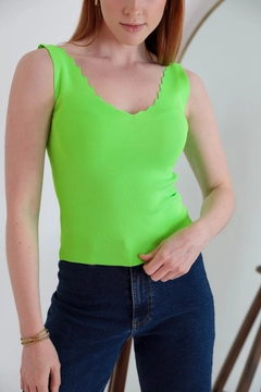 Un mannequin de vêtements en gros porte KAM10329 - Blouse - Neon Green, Chemisier en gros de Kaktus Moda en provenance de Turquie