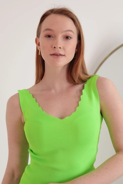 Bir model, Kaktus Moda toptan giyim markasının KAM10329 - Blouse - Neon Green toptan Bluz ürününü sergiliyor.
