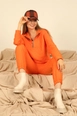 Un mannequin de vêtements en gros porte kam10454-suit-orange,  en gros de  en provenance de Turquie