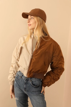 Bir model, Kaktus Moda toptan giyim markasının KAM10462 - Jacket - Beige And Brown toptan Ceket ürününü sergiliyor.