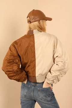 Una modella di abbigliamento all'ingrosso indossa KAM10462 - Jacket - Beige And Brown, vendita all'ingrosso turca di Giacca di Kaktus Moda