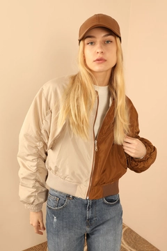 Ein Bekleidungsmodell aus dem Großhandel trägt KAM10462 - Jacket - Beige And Brown, türkischer Großhandel Jacke von Kaktus Moda