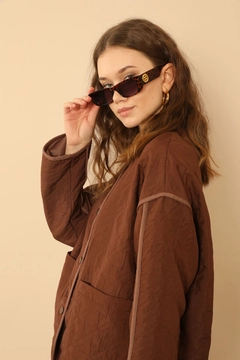 Bir model, Kaktus Moda toptan giyim markasının KAM10469 - Jacket - Brown toptan Ceket ürününü sergiliyor.