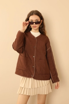 Una modella di abbigliamento all'ingrosso indossa KAM10469 - Jacket - Brown, vendita all'ingrosso turca di Giacca di Kaktus Moda