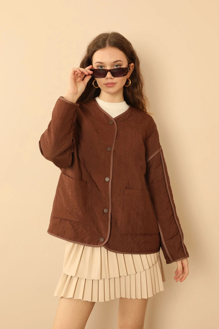 Una modella di abbigliamento all'ingrosso indossa KAM10469 - Jacket - Brown, vendita all'ingrosso turca di Giacca di Kaktus Moda