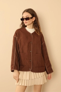 Ein Bekleidungsmodell aus dem Großhandel trägt KAM10469 - Jacket - Brown, türkischer Großhandel Jacke von Kaktus Moda