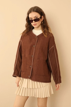 Ein Bekleidungsmodell aus dem Großhandel trägt KAM10469 - Jacket - Brown, türkischer Großhandel Jacke von Kaktus Moda