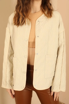 Una modella di abbigliamento all'ingrosso indossa KAM10470 - Jacket - Stone, vendita all'ingrosso turca di Giacca di Kaktus Moda