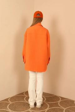 Bir model, Kaktus Moda toptan giyim markasının KAM10477 - Shirt - Orange toptan Gömlek ürününü sergiliyor.