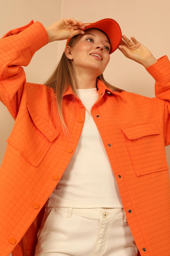 Una modella di abbigliamento all'ingrosso indossa KAM10477 - Shirt - Orange, vendita all'ingrosso turca di Camicia di Kaktus Moda