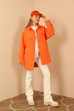 Bir model, Kaktus Moda toptan giyim markasının KAM10477 - Shirt - Orange toptan Gömlek ürününü sergiliyor.
