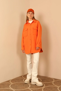 Una modella di abbigliamento all'ingrosso indossa KAM10477 - Shirt - Orange, vendita all'ingrosso turca di Camicia di Kaktus Moda