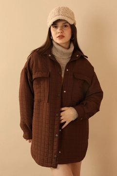 Ένα μοντέλο χονδρικής πώλησης ρούχων φοράει KAM10484 - Shirt - Brown, τούρκικο Πουκάμισο χονδρικής πώλησης από Kaktus Moda