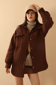Una modella di abbigliamento all'ingrosso indossa KAM10484 - Shirt - Brown, vendita all'ingrosso turca di Camicia di Kaktus Moda