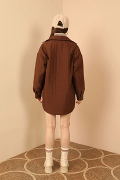 Ein Bekleidungsmodell aus dem Großhandel trägt KAM10484 - Shirt - Brown, türkischer Großhandel Hemd von Kaktus Moda