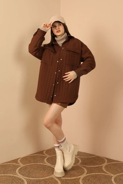 Una modelo de ropa al por mayor lleva KAM10484 - Shirt - Brown, Camisa turco al por mayor de Kaktus Moda