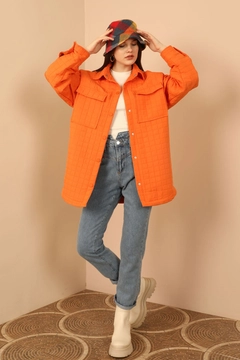 Bir model, Kaktus Moda toptan giyim markasının KAM10489 - Shirt - Orange toptan Gömlek ürününü sergiliyor.