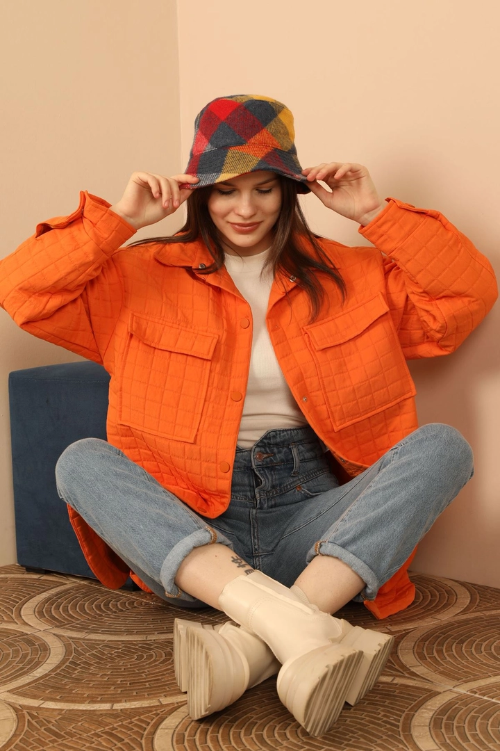 Bir model, Kaktus Moda toptan giyim markasının KAM10489 - Shirt - Orange toptan Gömlek ürününü sergiliyor.