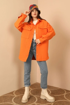 Una modella di abbigliamento all'ingrosso indossa KAM10489 - Shirt - Orange, vendita all'ingrosso turca di Camicia di Kaktus Moda