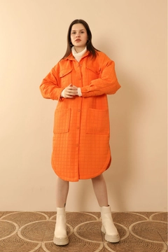 Una modella di abbigliamento all'ingrosso indossa KAM10496 - Shirt - Orange, vendita all'ingrosso turca di Camicia di Kaktus Moda