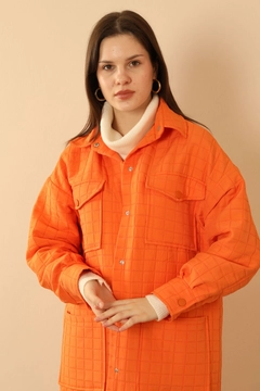 Ein Bekleidungsmodell aus dem Großhandel trägt KAM10496 - Shirt - Orange, türkischer Großhandel Hemd von Kaktus Moda