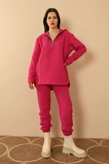 Bir model, Kaktus Moda toptan giyim markasının  Takım - Fuşya
 toptan Eşofman Takımı ürününü sergiliyor.