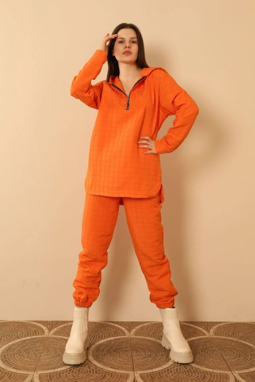 Bir model, Kaktus Moda toptan giyim markasının  Suit - Portakal
 toptan Eşofman Takımı ürününü sergiliyor.