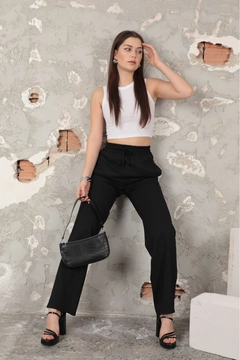 Una modella di abbigliamento all'ingrosso indossa KAM10670 - Pants - Black, vendita all'ingrosso turca di Pantaloni di Kaktus Moda
