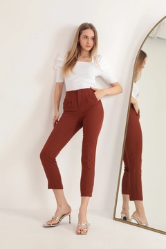 Bir model, Kaktus Moda toptan giyim markasının KAM10679 - Pants - Brown toptan Pantolon ürününü sergiliyor.