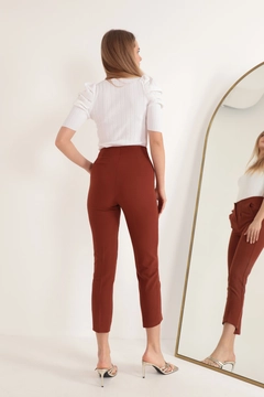Una modella di abbigliamento all'ingrosso indossa KAM10679 - Pants - Brown, vendita all'ingrosso turca di Pantaloni di Kaktus Moda