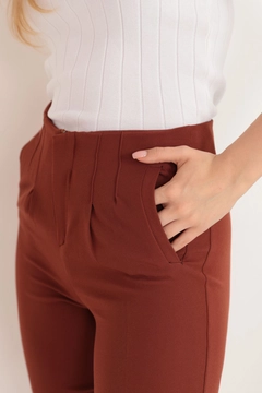 Bir model, Kaktus Moda toptan giyim markasının KAM10679 - Pants - Brown toptan Pantolon ürününü sergiliyor.