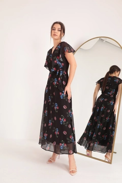 Bir model, Kaktus Moda toptan giyim markasının KAM10628 - Dress - Black toptan Elbise ürününü sergiliyor.