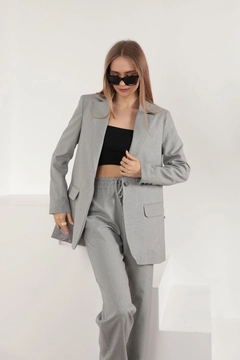 Bir model, Kaktus Moda toptan giyim markasının KAM10700 - Jacket - Gray toptan Ceket ürününü sergiliyor.