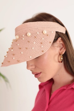 Bir model, Kaktus Moda toptan giyim markasının KAM10890 - Straw Visor Hat - Powder Pink toptan Şapka ürününü sergiliyor.