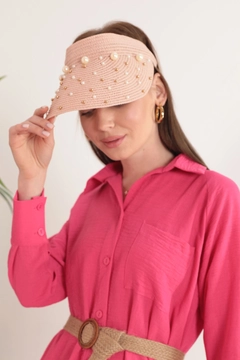 Una modella di abbigliamento all'ingrosso indossa KAM10890 - Straw Visor Hat - Powder Pink, vendita all'ingrosso turca di Cappello di Kaktus Moda